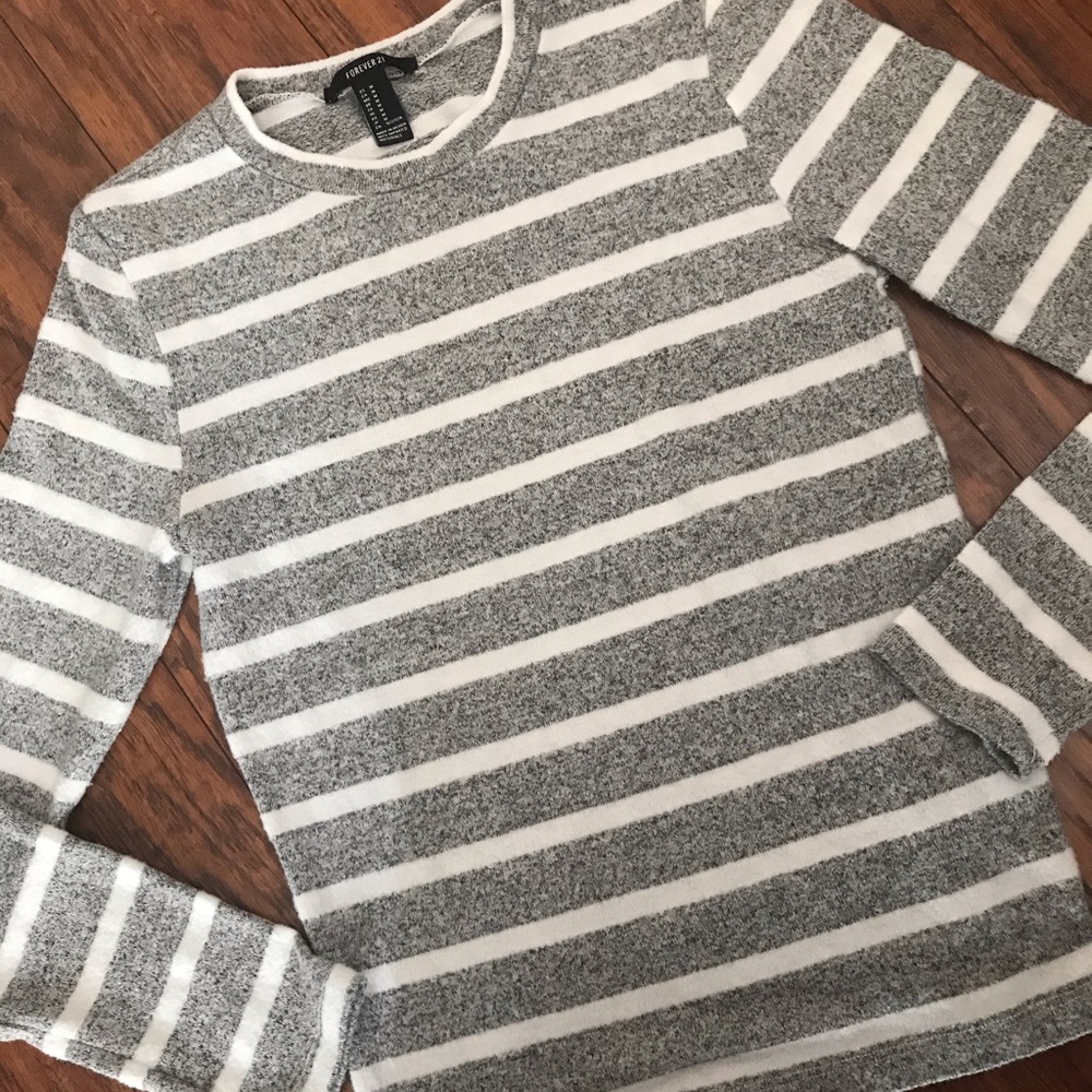 Cute sweater. Medium, fits like small.